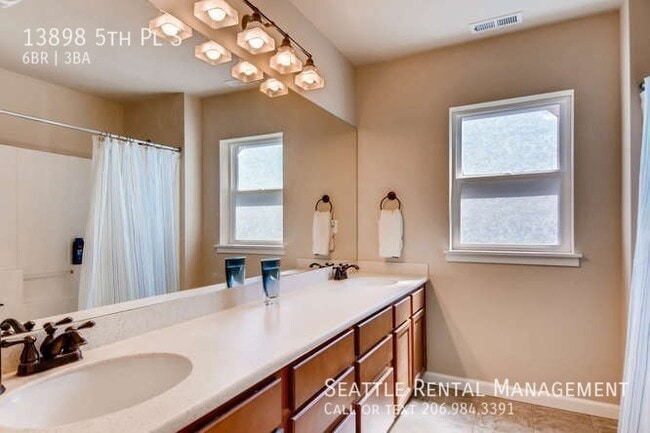 Building Photo - Burien - Rare 6 Bedroom Home Hidden Betwee...