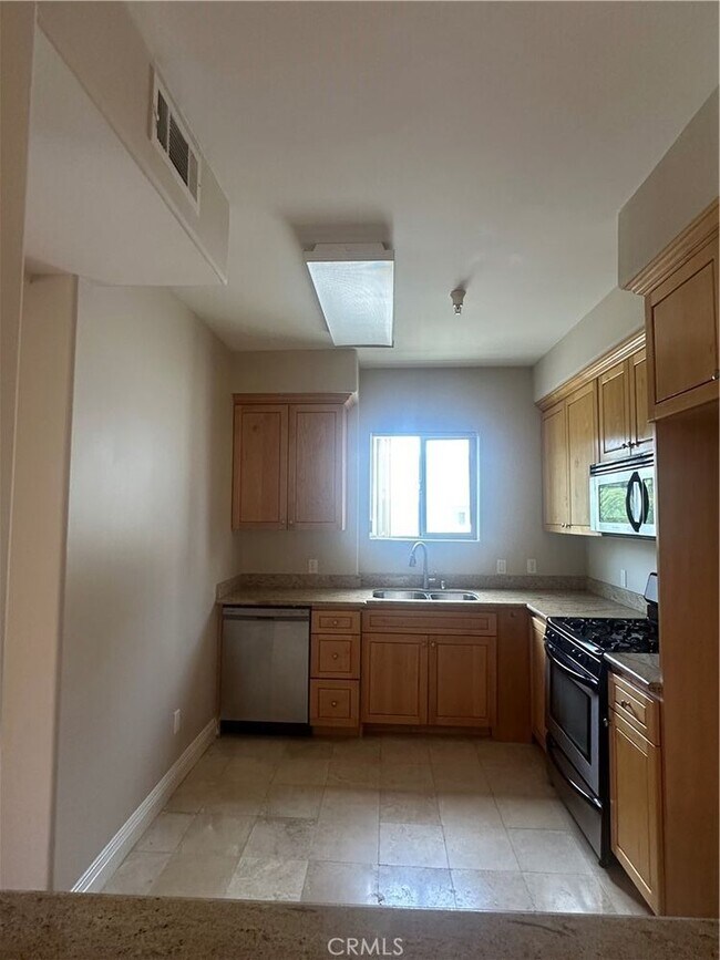 Building Photo - 12916 Moorpark St