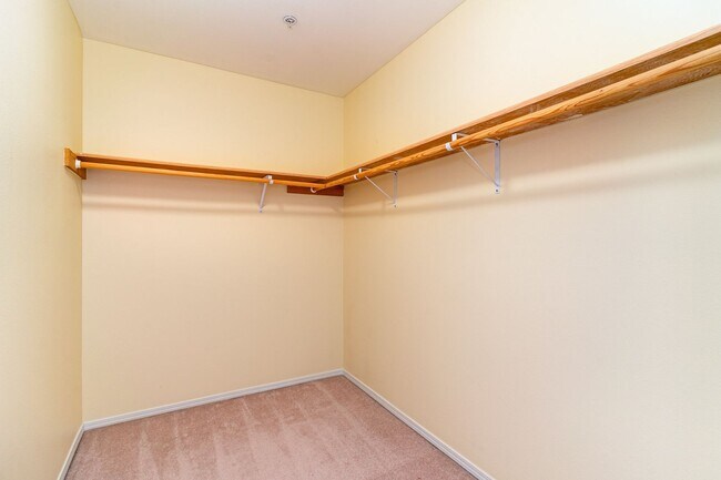 Building Photo - Available Now – Spacious 3-Bedroom Townhom...