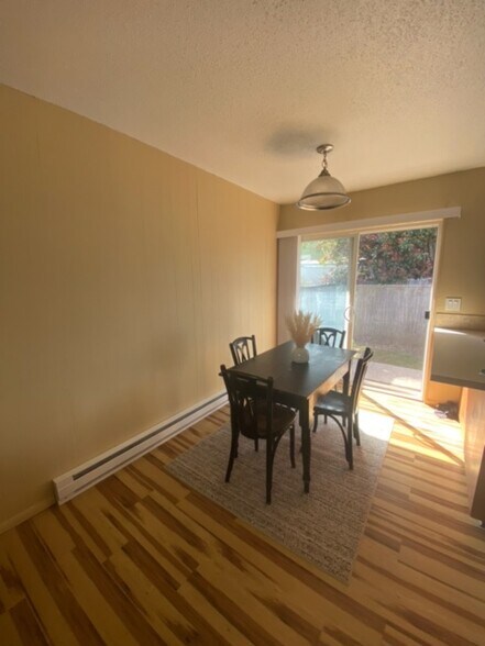 Building Photo - 6039 SE Center St