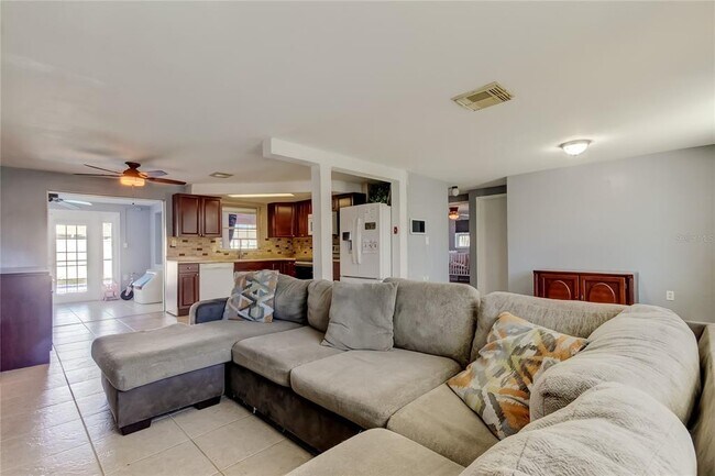 Building Photo - 3041 Huntington Rd