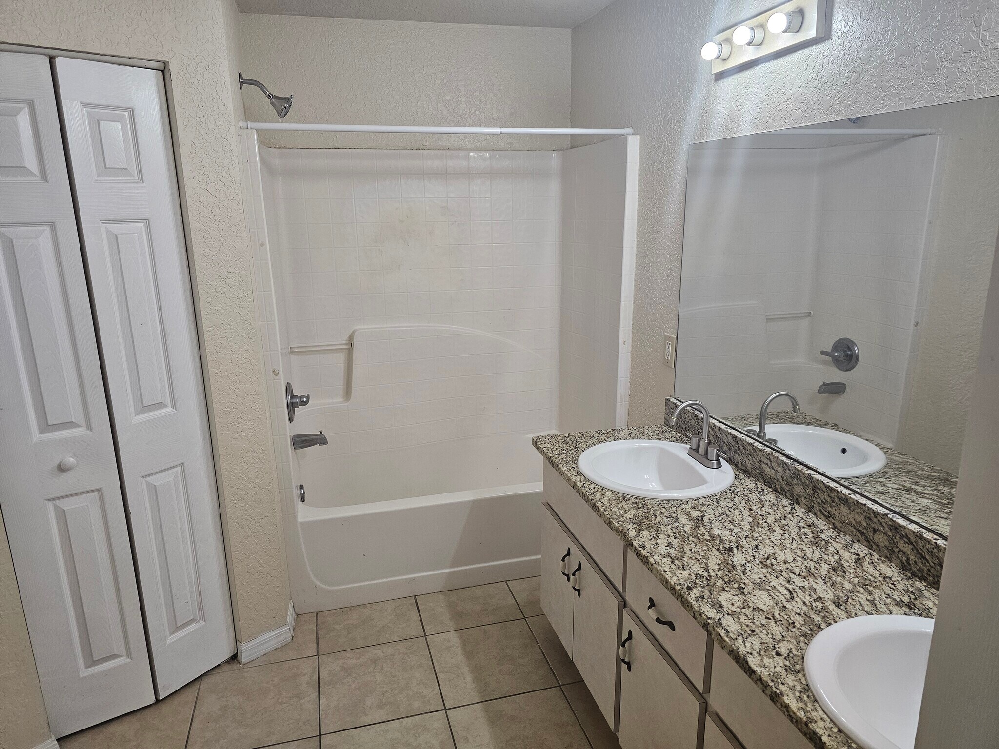 Building Photo - 523 Silver Way Dr