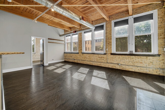 Building Photo - 2014 W Wabansia Ave