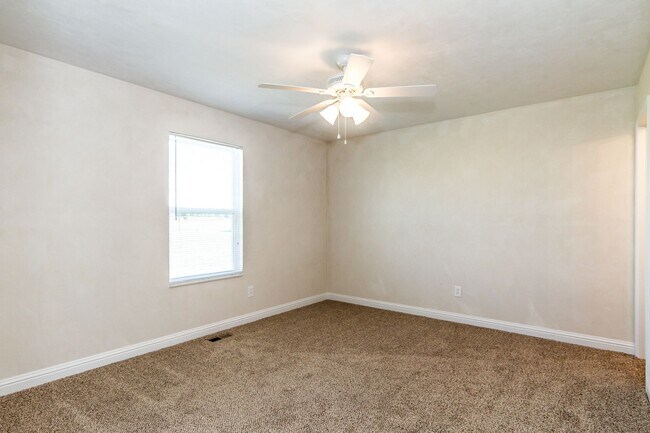 Building Photo - 2 bed 2 bth duplex- available now