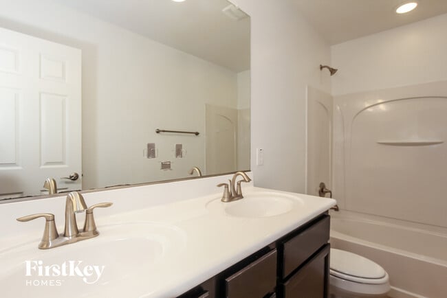 Building Photo - 18501 W Southgate Ave