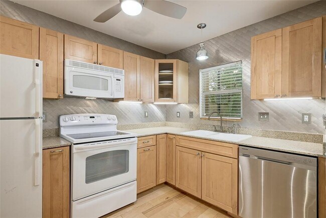 Building Photo - 5330 Balcones Dr