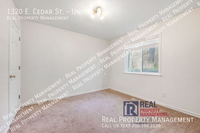 Building Photo - 1320 E Cedar St