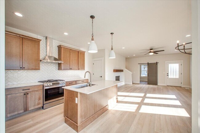 Building Photo - Luxury Townhome in the Heart of Eagle — 3 Beds + 3 Baths + Premium Amenities