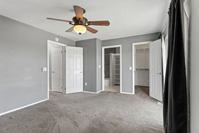 Building Photo - Southgelnn Townhome - 3 Bedrooms - 3 Bathr...