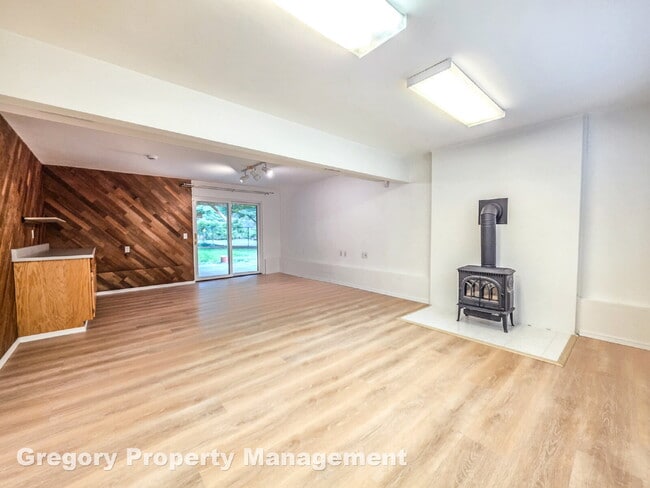 Building Photo - !! $3500 for 18 month lease !!  Private La...