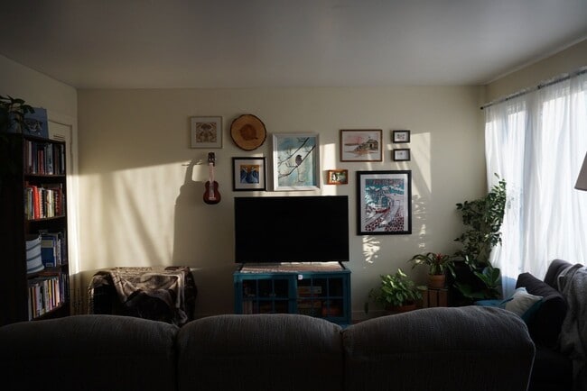 Building Photo - Turnkey Furnished 3BR/1BA Townhouse