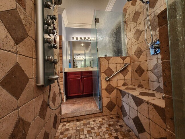 Building Photo - Entertainers Delight with minutes of shopping and restaurants