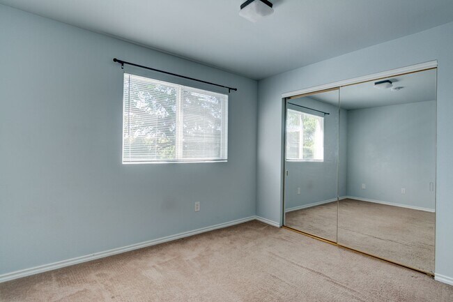 Building Photo - 3 bed 2 bath Condo in Town
