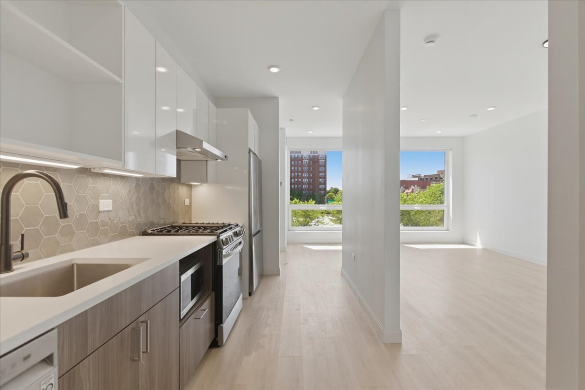 Building Photo - 948 W Sunnyside Ave