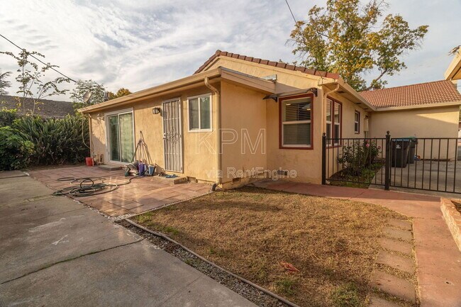 Building Photo - 966 W Mariposa Ave