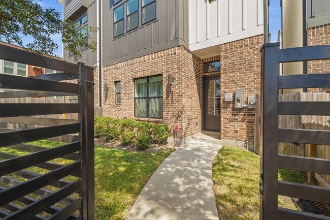 Building Photo - 332 Eastwood St