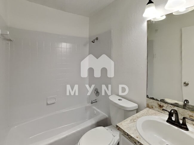 Building Photo - 1215 Hyridge St