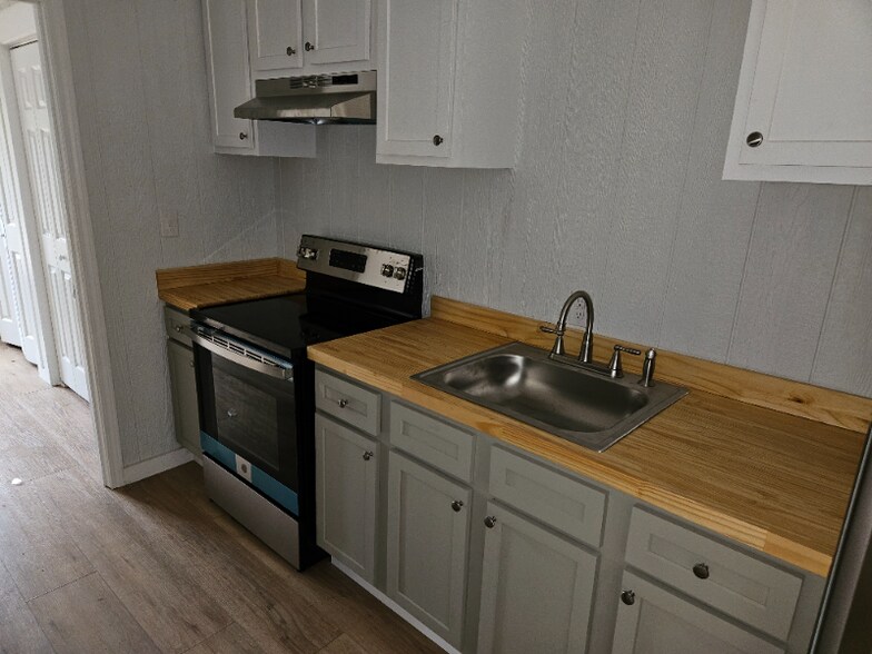 Building Photo - 910 Backwoods Rd