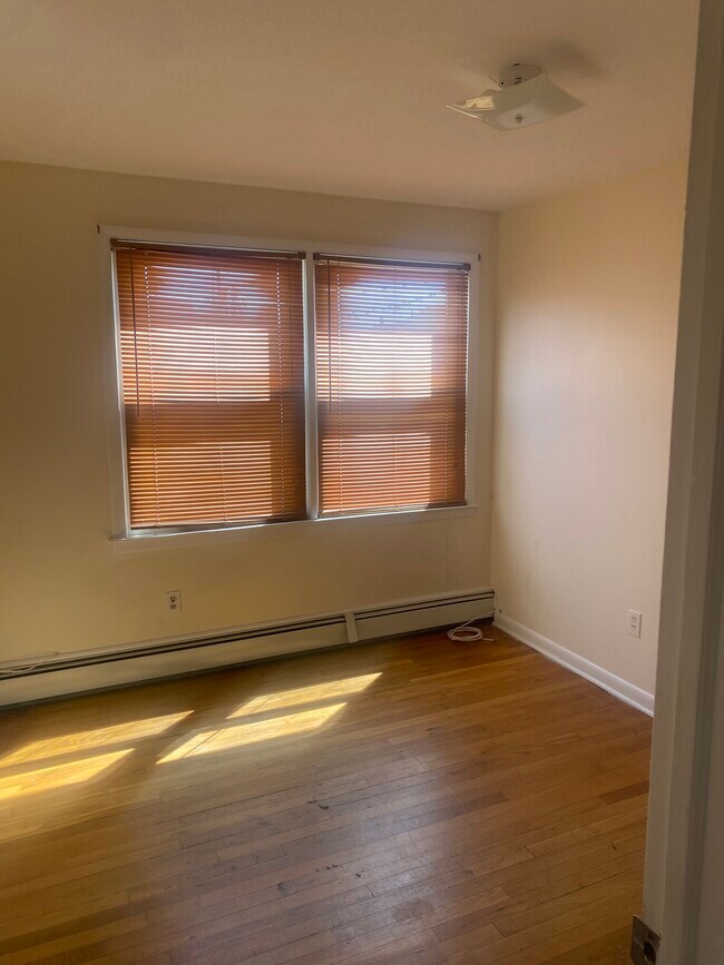 Building Photo - 25 Melrose Pl