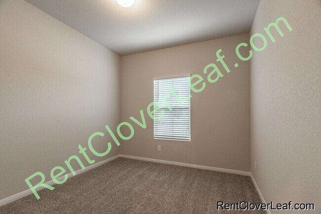 Building Photo - Available Now: 5 bed 3 Full bath
