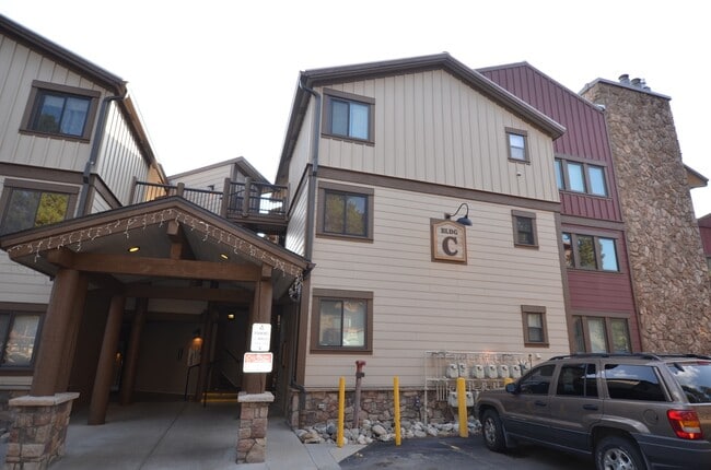 Building Photo - Dogs negotiable! Gondola and Main Street steps from your front door! Steam Shower!