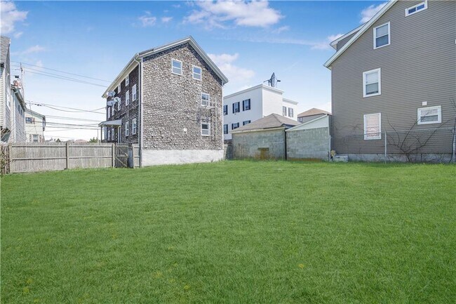 Building Photo - 1081 Bedford St