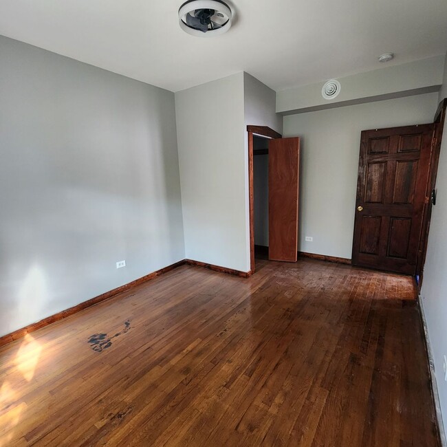 Building Photo - Section 8 Welcome Spacious 3 Bedroom, 2 Fu...