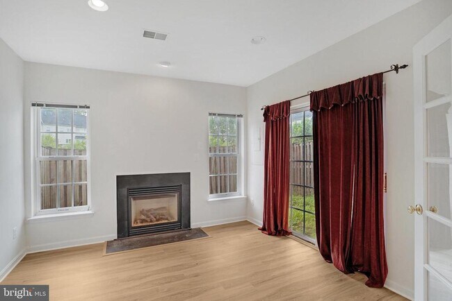 Building Photo - 4684 Carisbrooke Ln