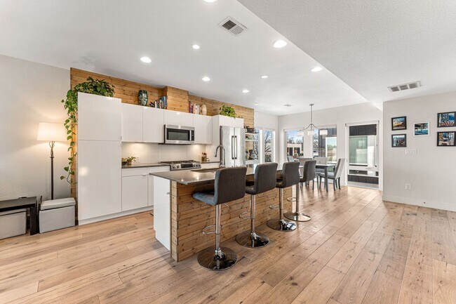 Building Photo - ROOFTOP DECK + spacious END UNIT townhome in Berkeley Neighborhood!