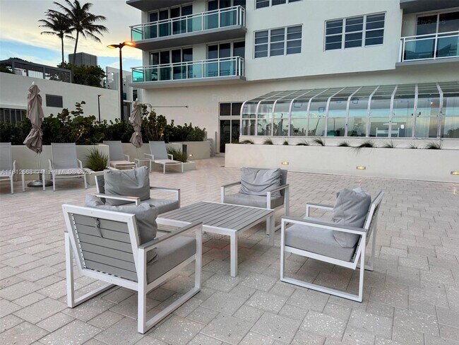 Building Photo - 6917 Collins Ave