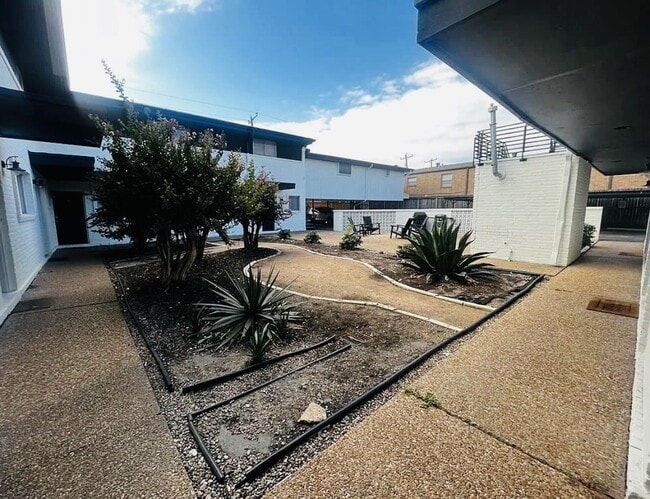 Building Photo - 5123 Del Monte Dr