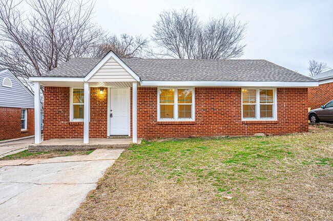 Primary Photo - Updated 3 Bed 1 Bath - Large fenced in yar...