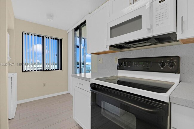 Building Photo - 15545 N Miami Lakeway
