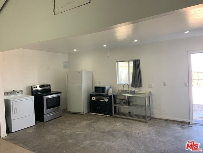 Building Photo - 4900 Fort Tejon Rd