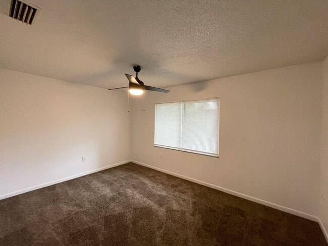 Building Photo - 2 Bed, 1.5 Bath Townhouse- The Reserve Floorplan