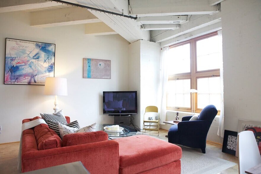 Building Photo - 1420 NW Lovejoy St