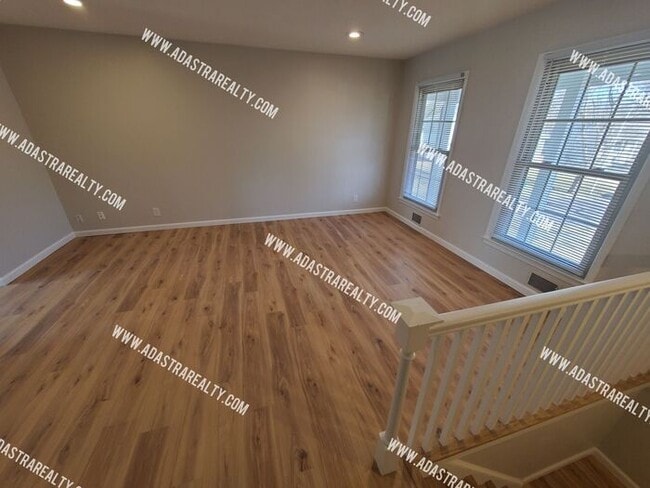 Building Photo - Absolutley Beautiful 4 Bedroom 2.5 Bath Ov...