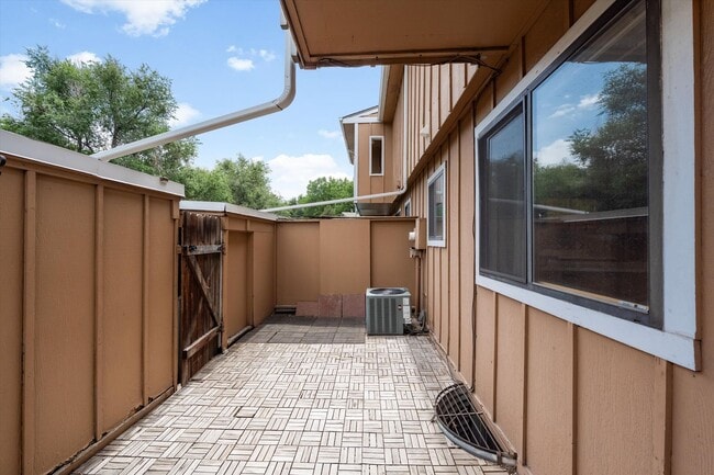 Building Photo - 2 bedroom 3 bath Updated townhome in Lakewood!