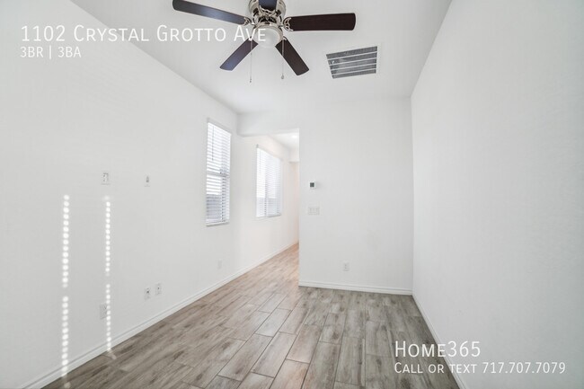 Building Photo - Stunning 3 Bed, 3 Bath Home in Thriving La...