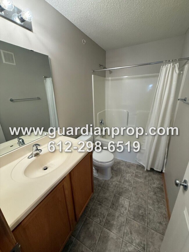 Building Photo - Townhouse in The Lakes of Blaine Available Now, New Appliances & Carpet, Bonus Room, Balcony