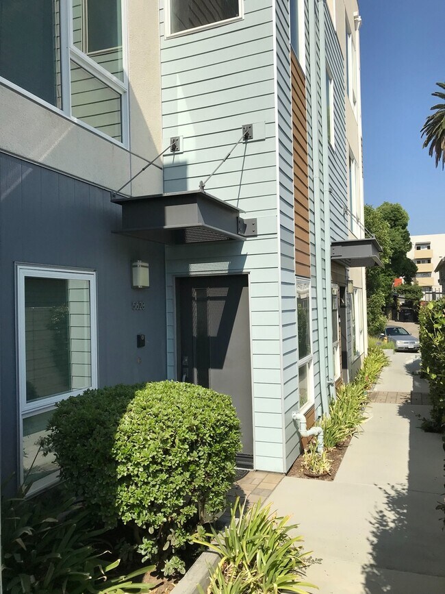 Building Photo - Modern Home in Hollywood with 2-Bedrooms, 3 Baths, 2-Car Attached Garage, and Private Rooftop Deck