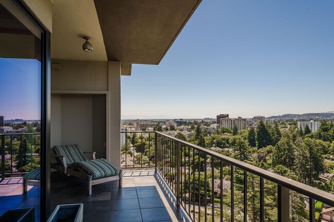 Building Photo - Gorgeous 2 Bed / 2 Bath Top Floor Condo wi...