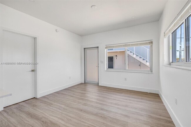 Building Photo - 415 SE 3rd Ave