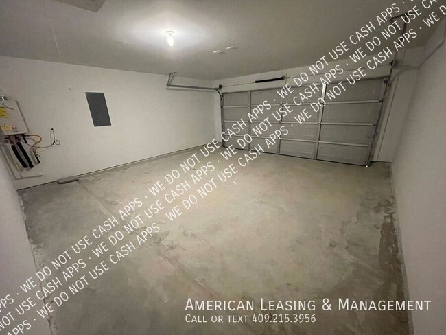 Building Photo - 1585 Holly Trails