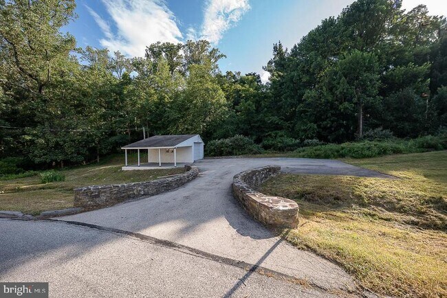 Building Photo - 875 Old State Rd