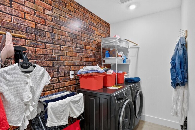 Building Photo - 2149 SW 30th Ct