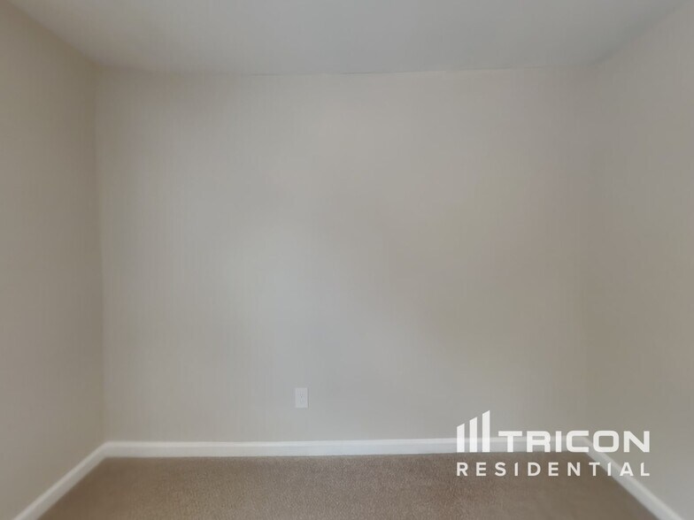 Building Photo - 325 Nutwood Trce