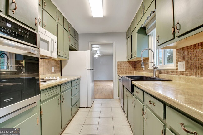 Building Photo - 500 Circle Dr