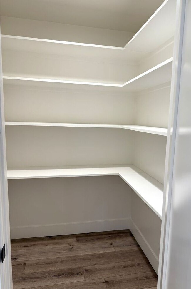 Building Photo - Beautifully Renovated, Pet Friendly Novato...