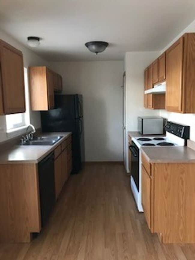 Building Photo - 3 Bedroom 1 Bathroom Belgrade Unit